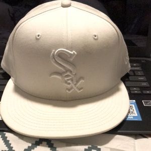 Chicago White Sox New Era Snapback Hat. All White. Great condition. Ships fast🔥
